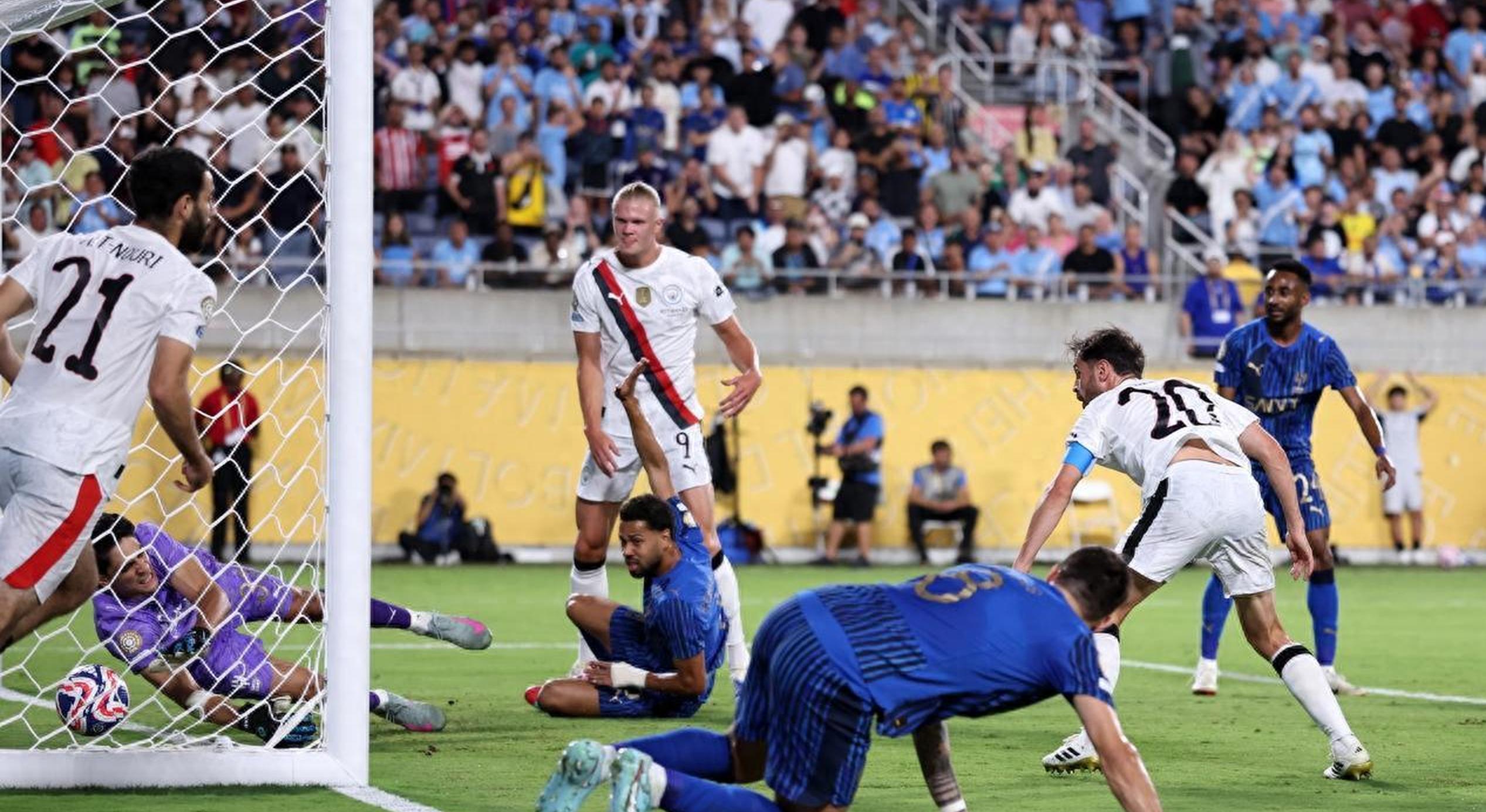 -包含曼城主场击败对手，蓝月亮坚守领先的词条