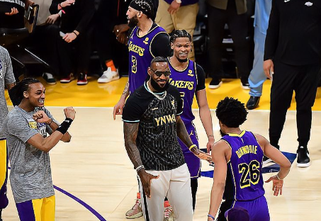 篮网击败湖人，保持不败战绩