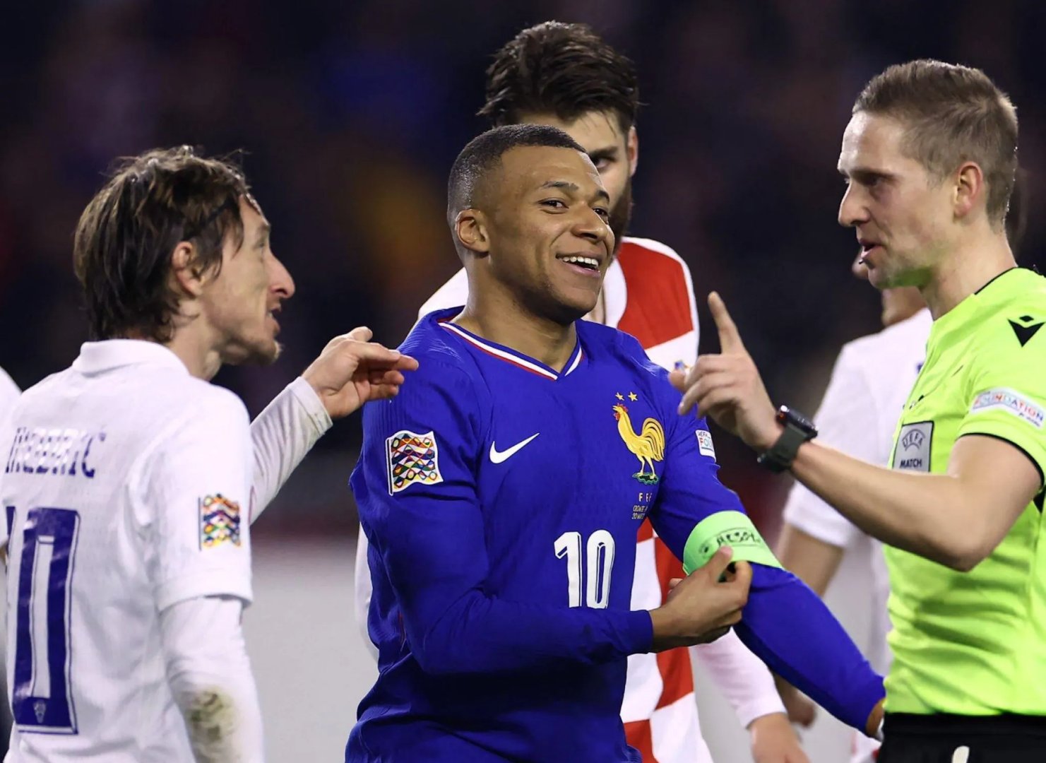 DB彩票官网-德甲比赛激烈对抗：球队实力均匹敌，节奏紧张刺激