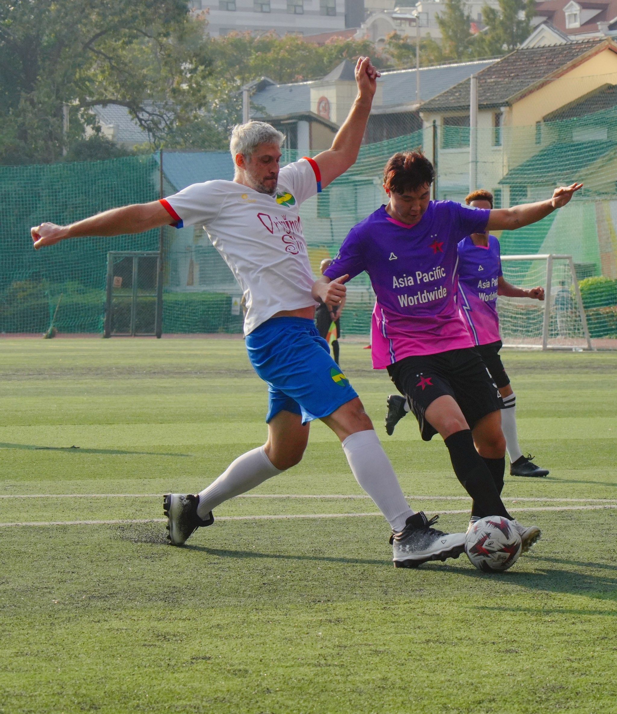 德甲比赛激烈对抗:球队实力均匹敌,节奏紧张刺激 德甲比赛激烈对抗:球队实力均匹敌,节奏紧张刺激